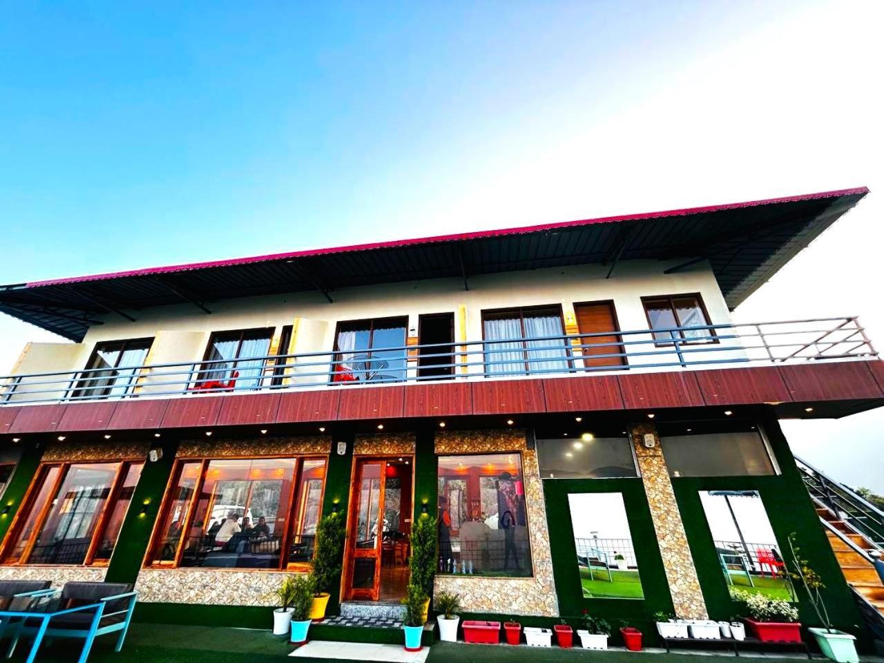 Living On The Edge A Luxury Stay ムスーリー エクステリア 写真