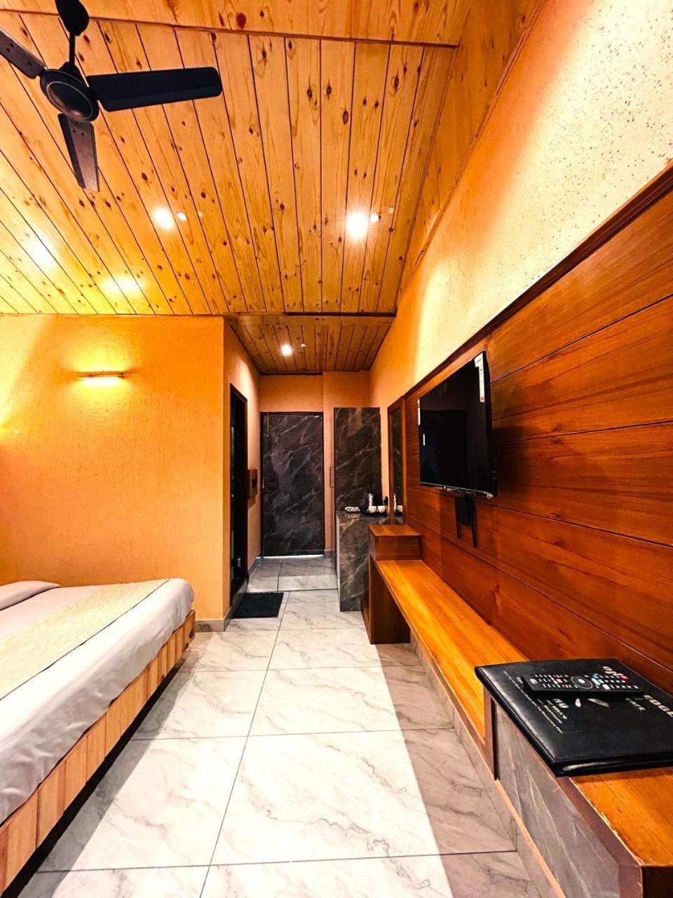 Living On The Edge A Luxury Stay ムスーリー エクステリア 写真
