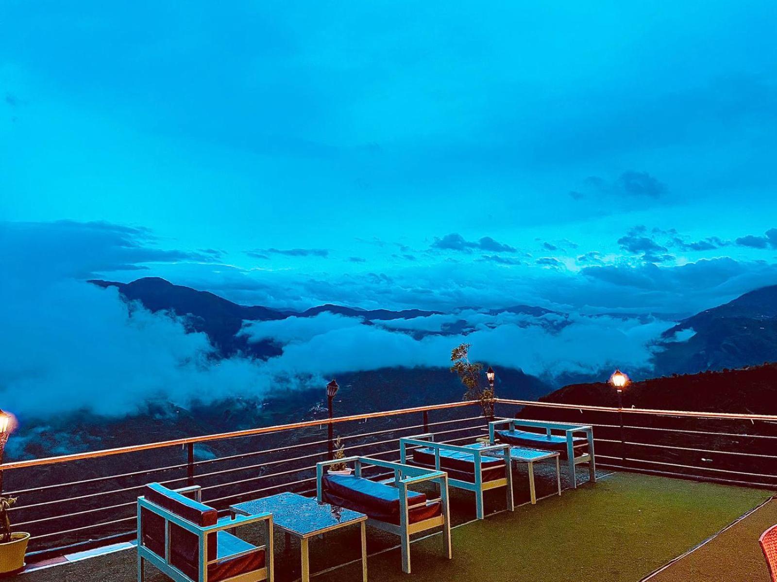 Living On The Edge A Luxury Stay ムスーリー エクステリア 写真