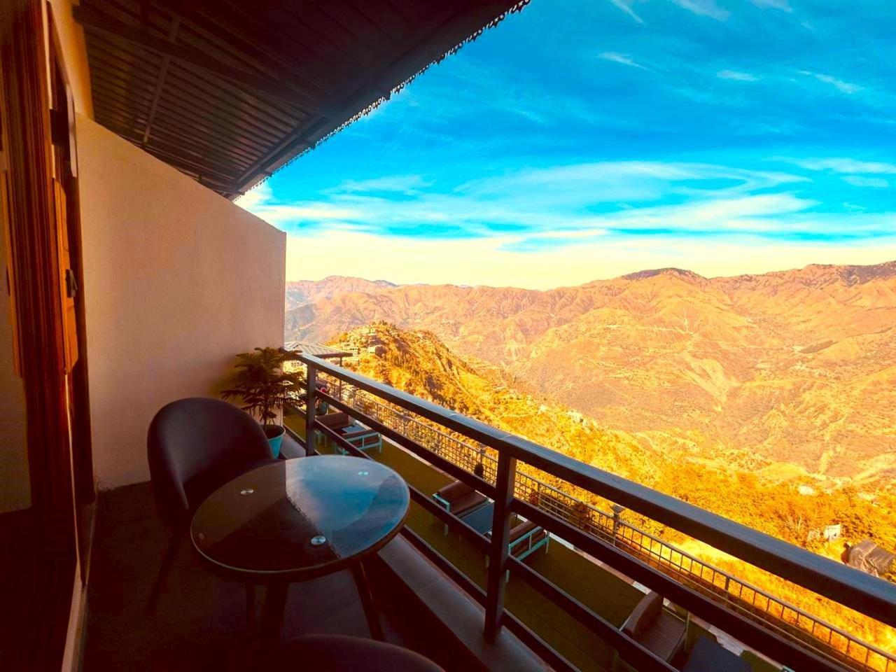 Living On The Edge A Luxury Stay ムスーリー エクステリア 写真