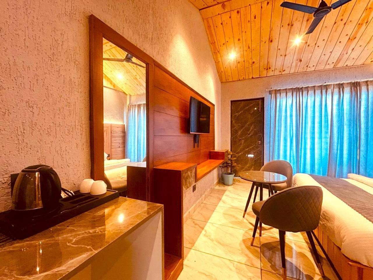 Living On The Edge A Luxury Stay ムスーリー エクステリア 写真