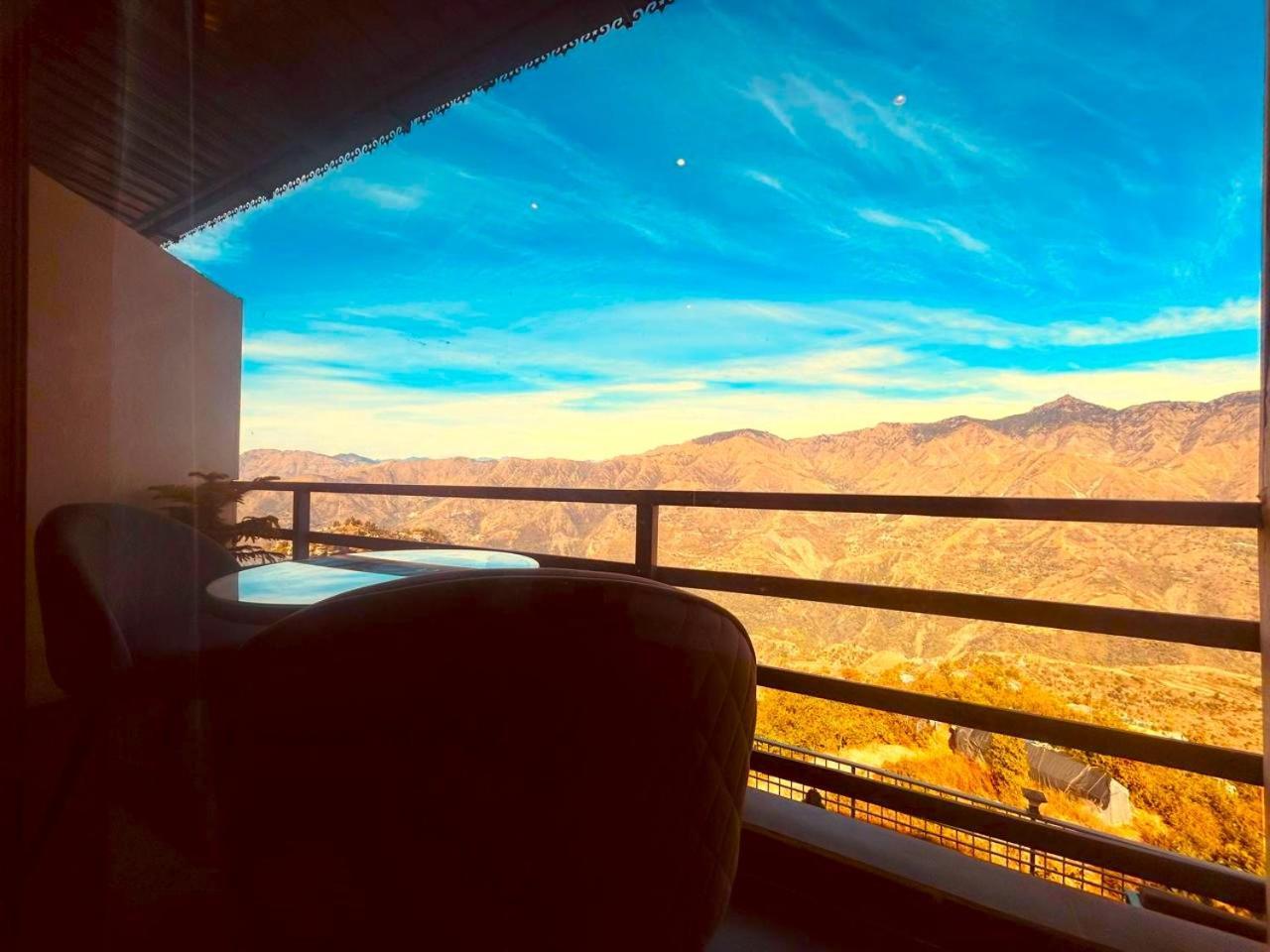 Living On The Edge A Luxury Stay ムスーリー エクステリア 写真