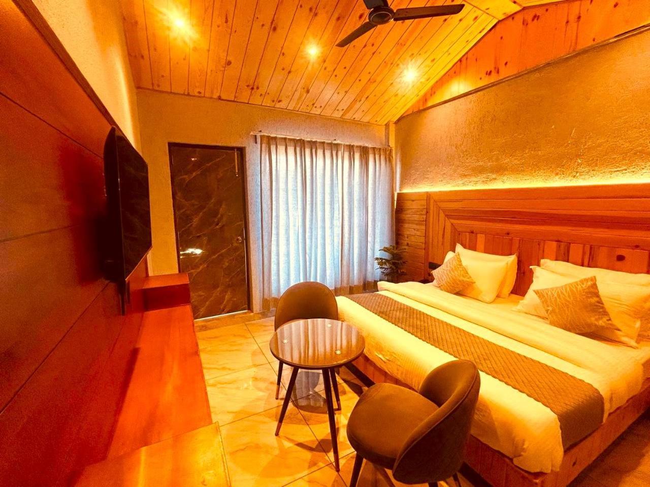 Living On The Edge A Luxury Stay ムスーリー エクステリア 写真