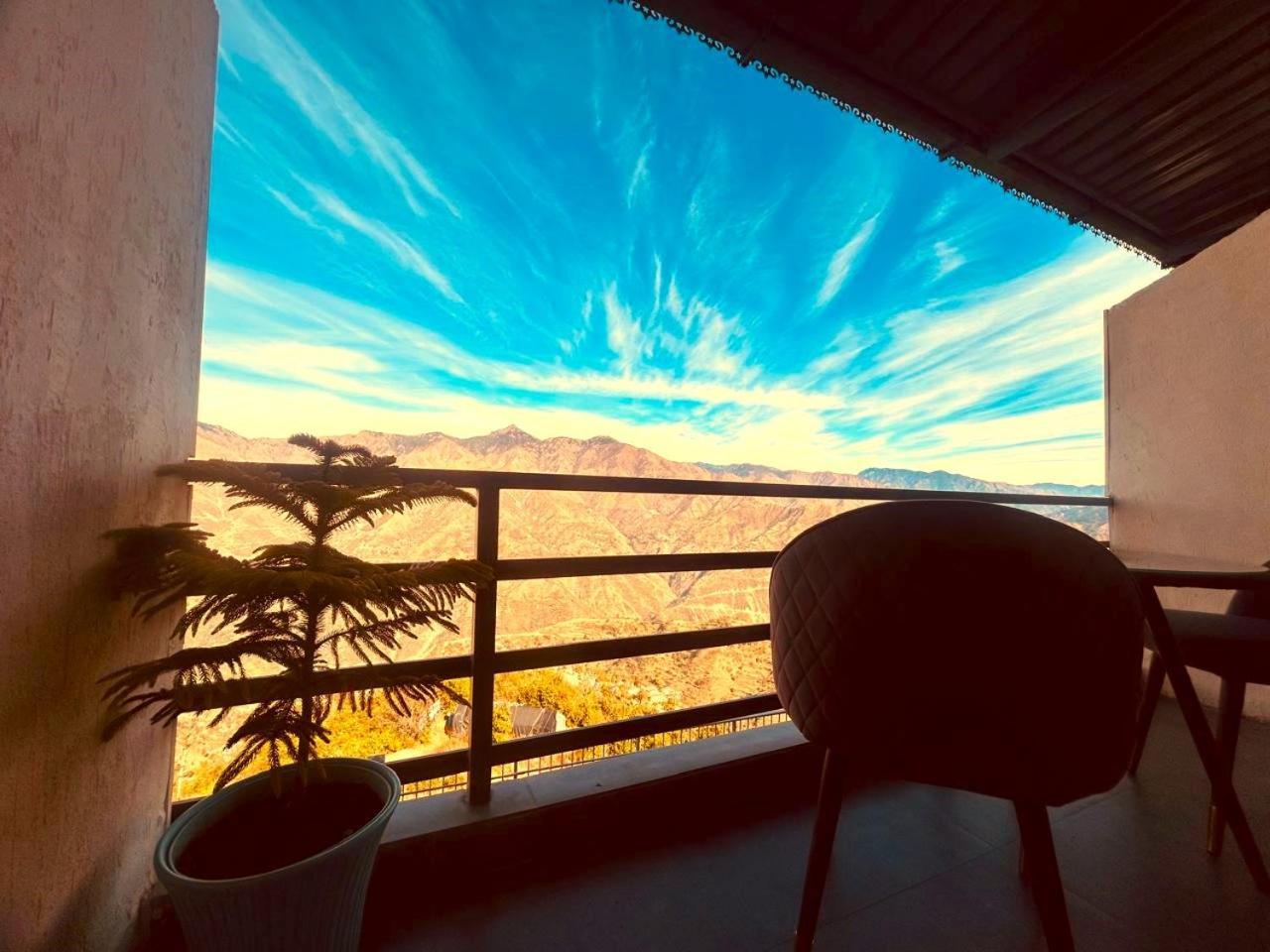 Living On The Edge A Luxury Stay ムスーリー エクステリア 写真