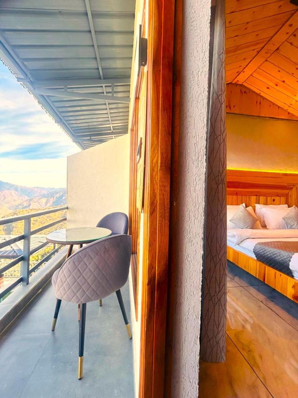 Living On The Edge A Luxury Stay ムスーリー エクステリア 写真