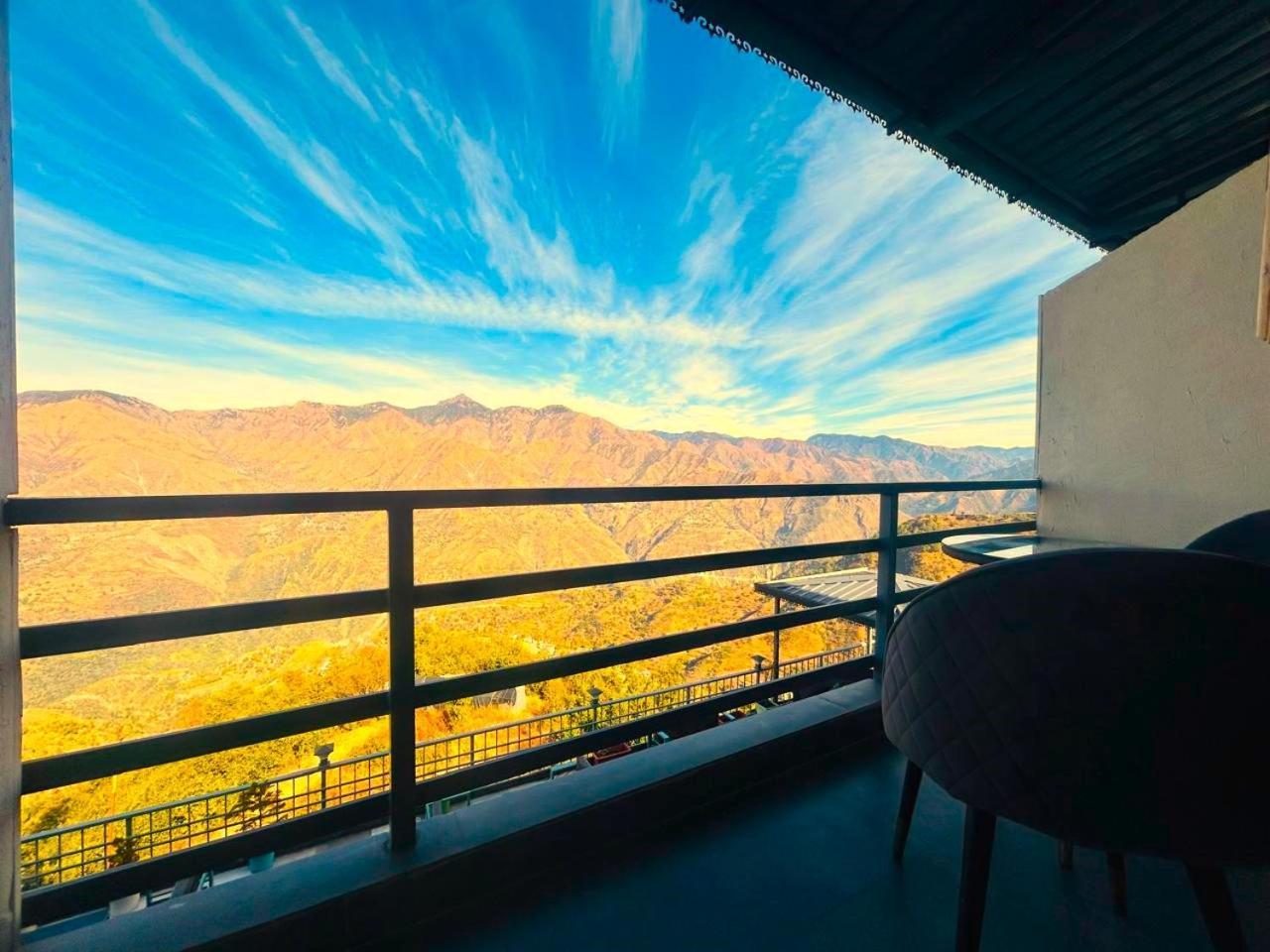 Living On The Edge A Luxury Stay ムスーリー エクステリア 写真