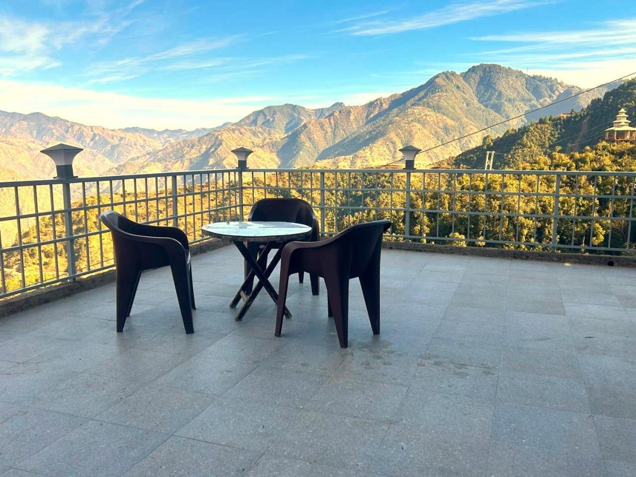 Living On The Edge A Luxury Stay ムスーリー エクステリア 写真