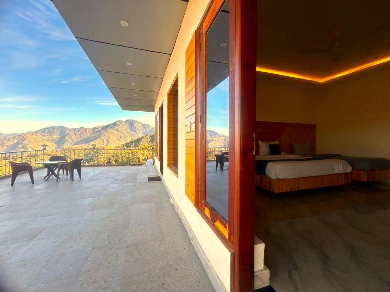 Living On The Edge A Luxury Stay ムスーリー エクステリア 写真