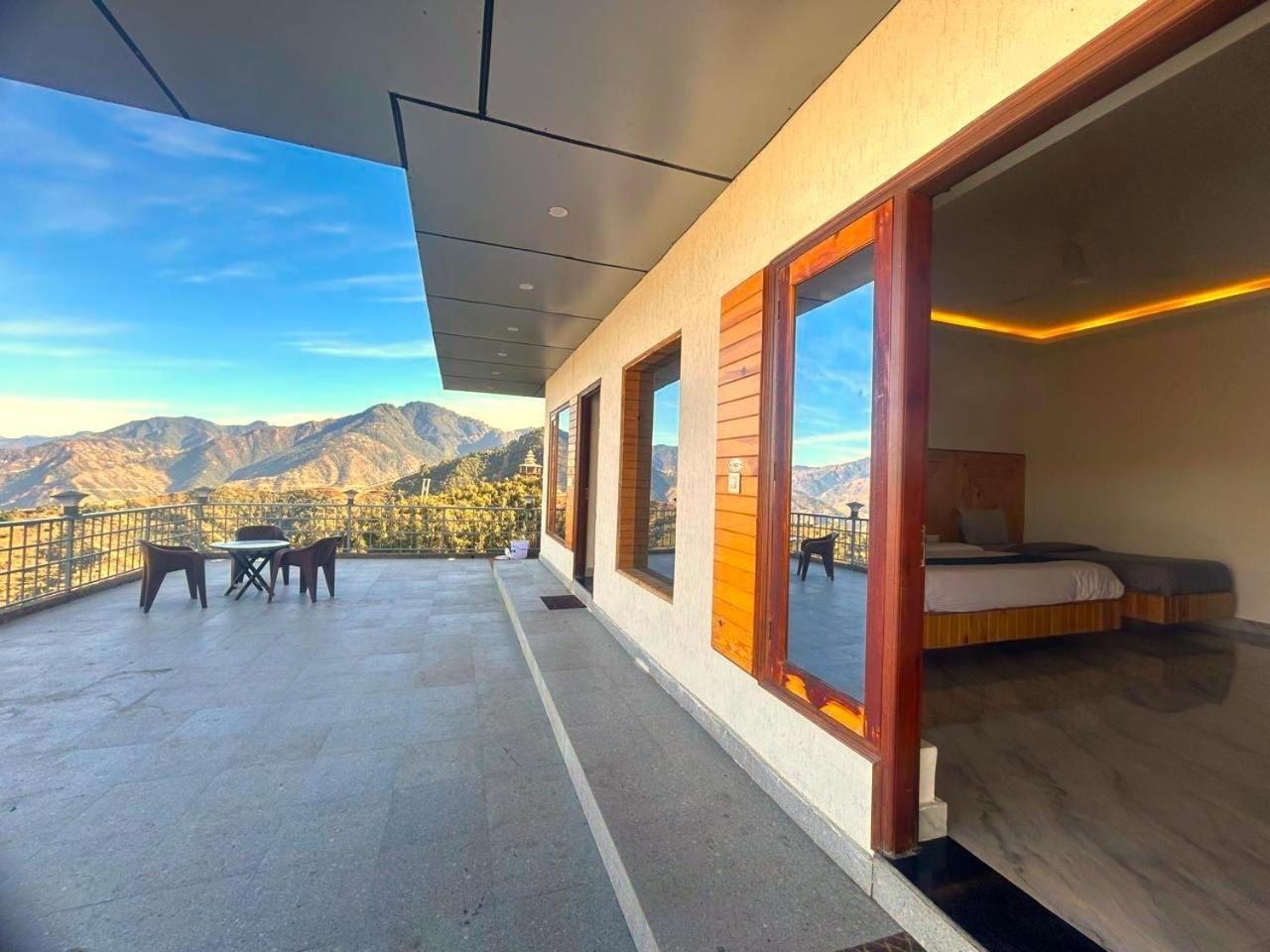 Living On The Edge A Luxury Stay ムスーリー エクステリア 写真