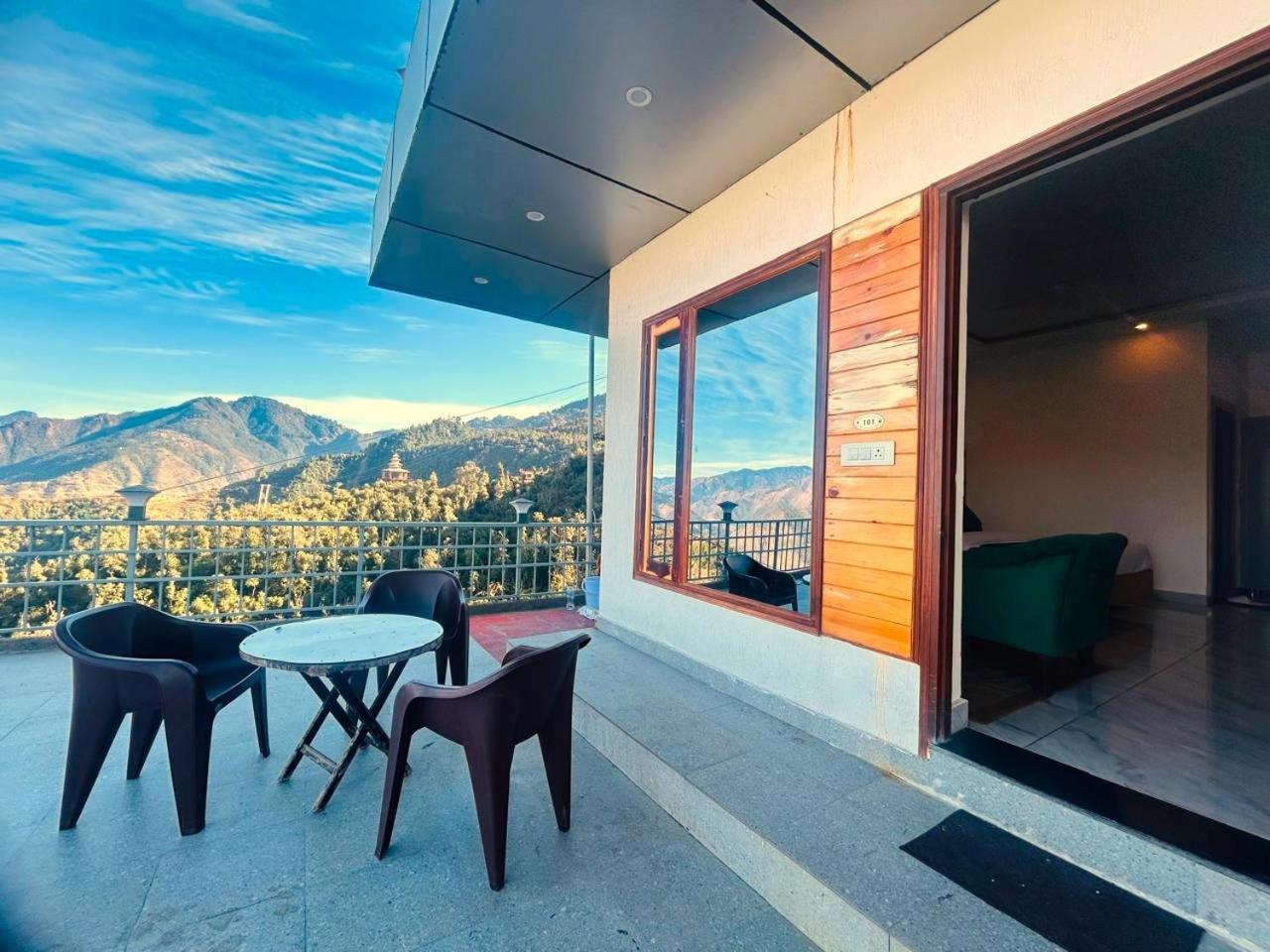 Living On The Edge A Luxury Stay ムスーリー エクステリア 写真