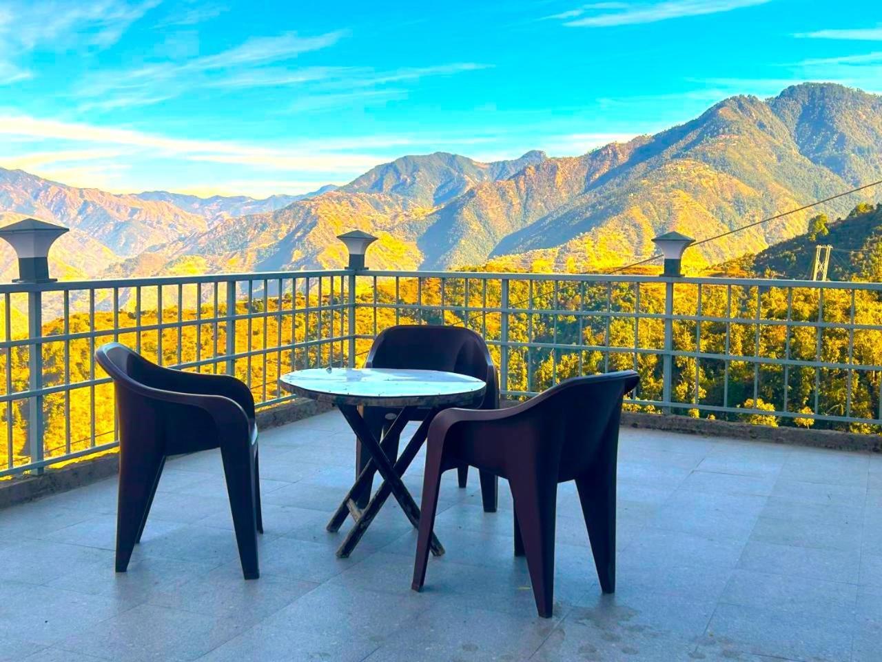 Living On The Edge A Luxury Stay ムスーリー エクステリア 写真