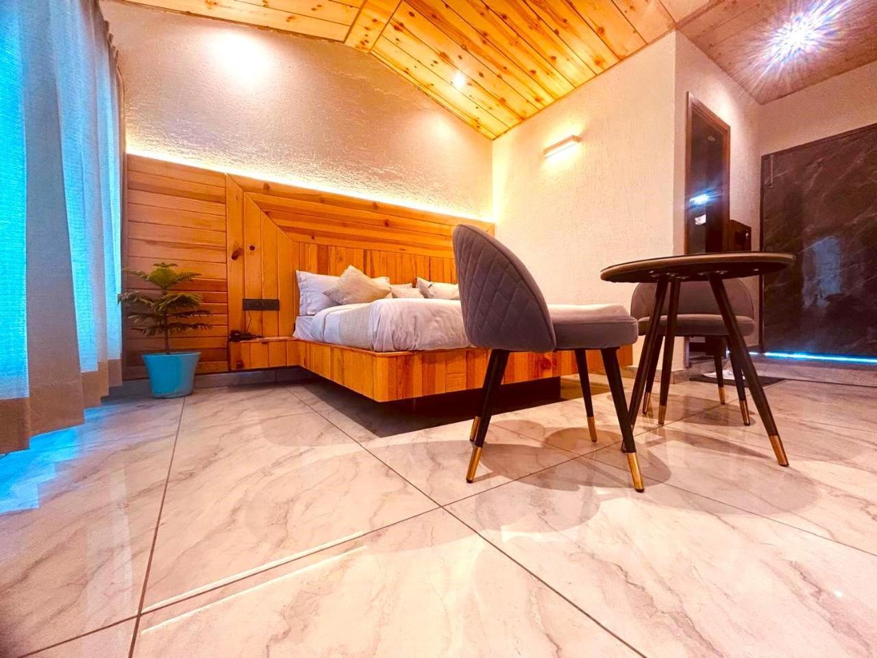 Living On The Edge A Luxury Stay ムスーリー エクステリア 写真