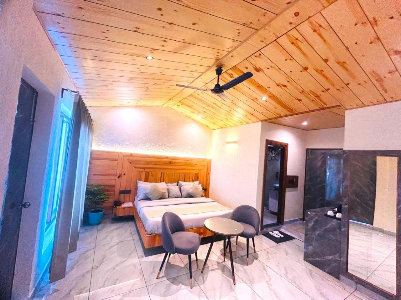 Living On The Edge A Luxury Stay ムスーリー エクステリア 写真