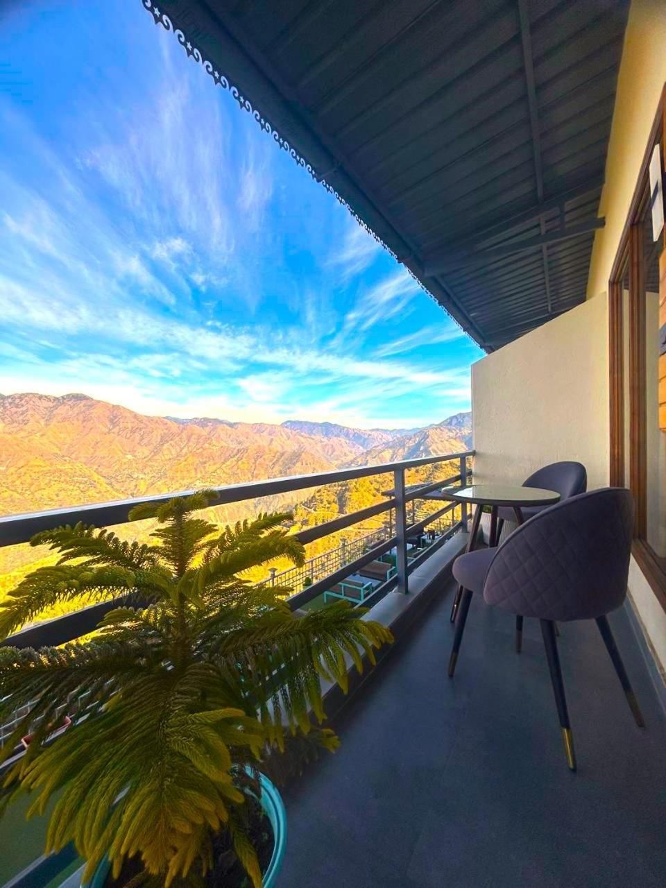 Living On The Edge A Luxury Stay ムスーリー エクステリア 写真