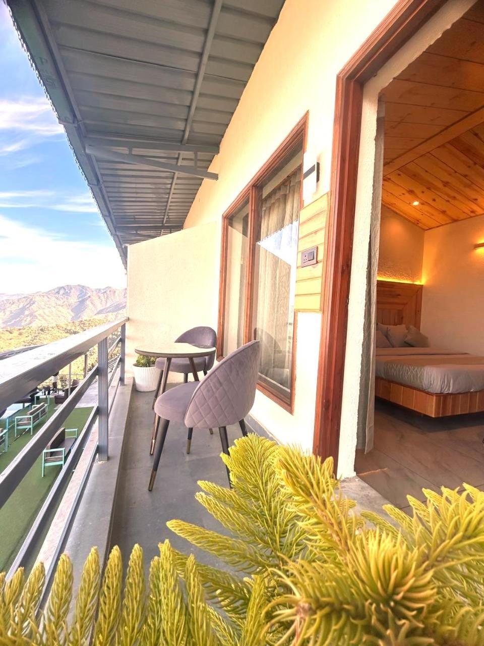 Living On The Edge A Luxury Stay ムスーリー エクステリア 写真