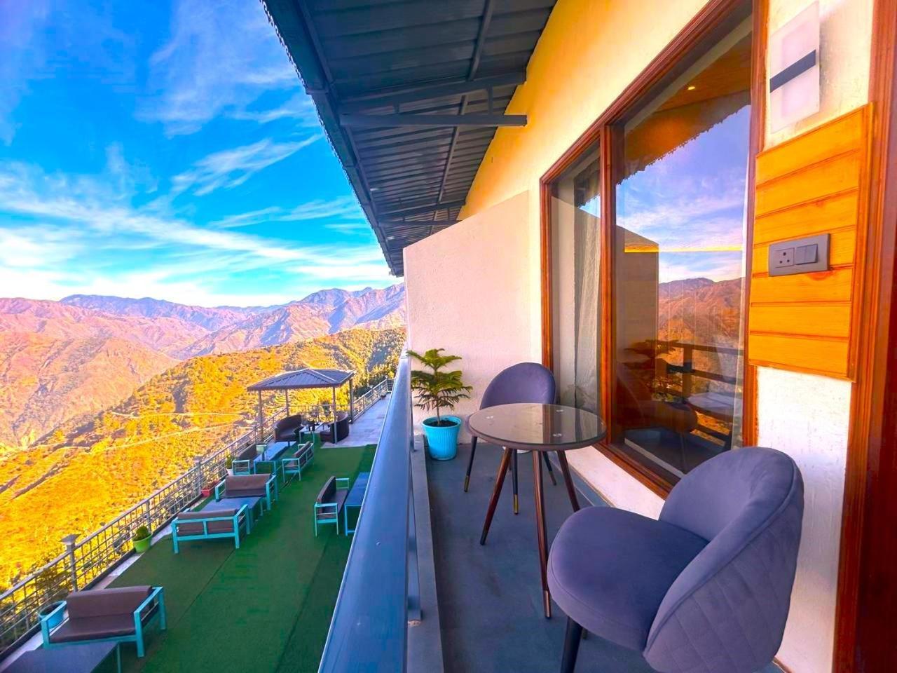 Living On The Edge A Luxury Stay ムスーリー エクステリア 写真