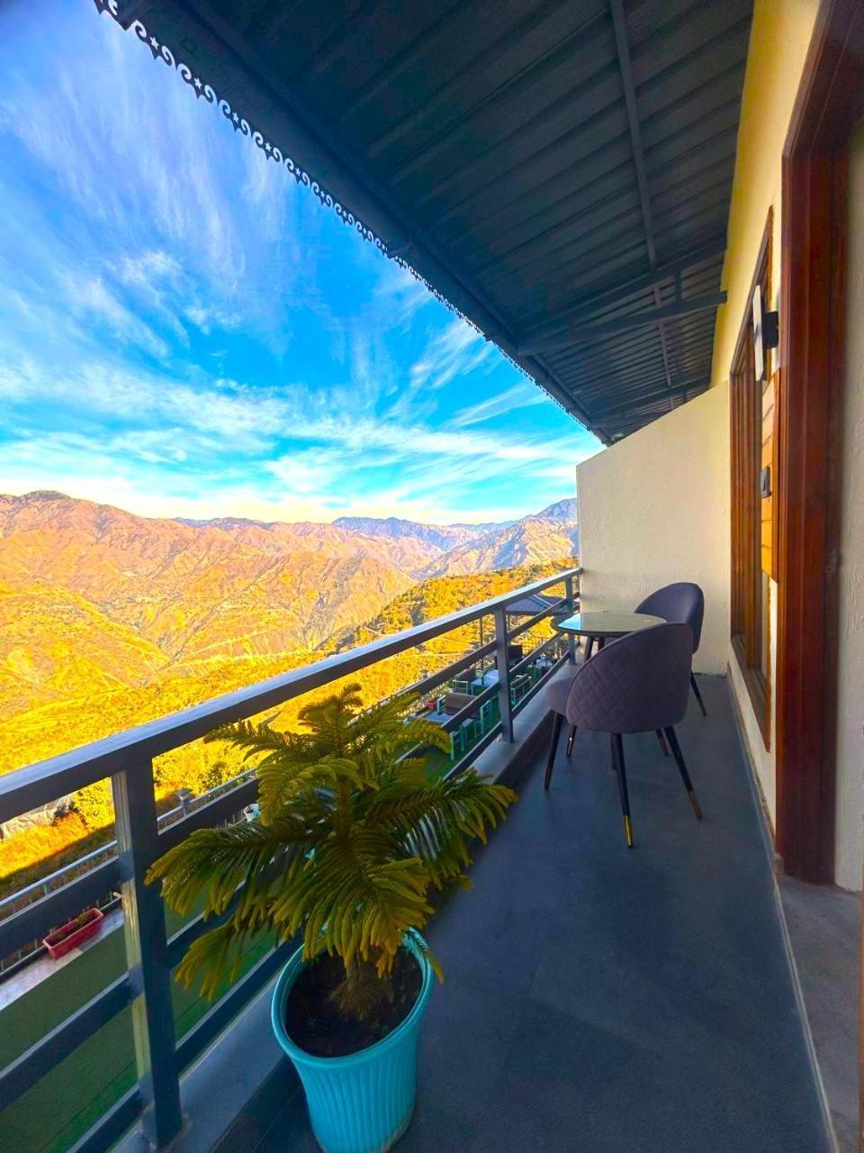 Living On The Edge A Luxury Stay ムスーリー エクステリア 写真