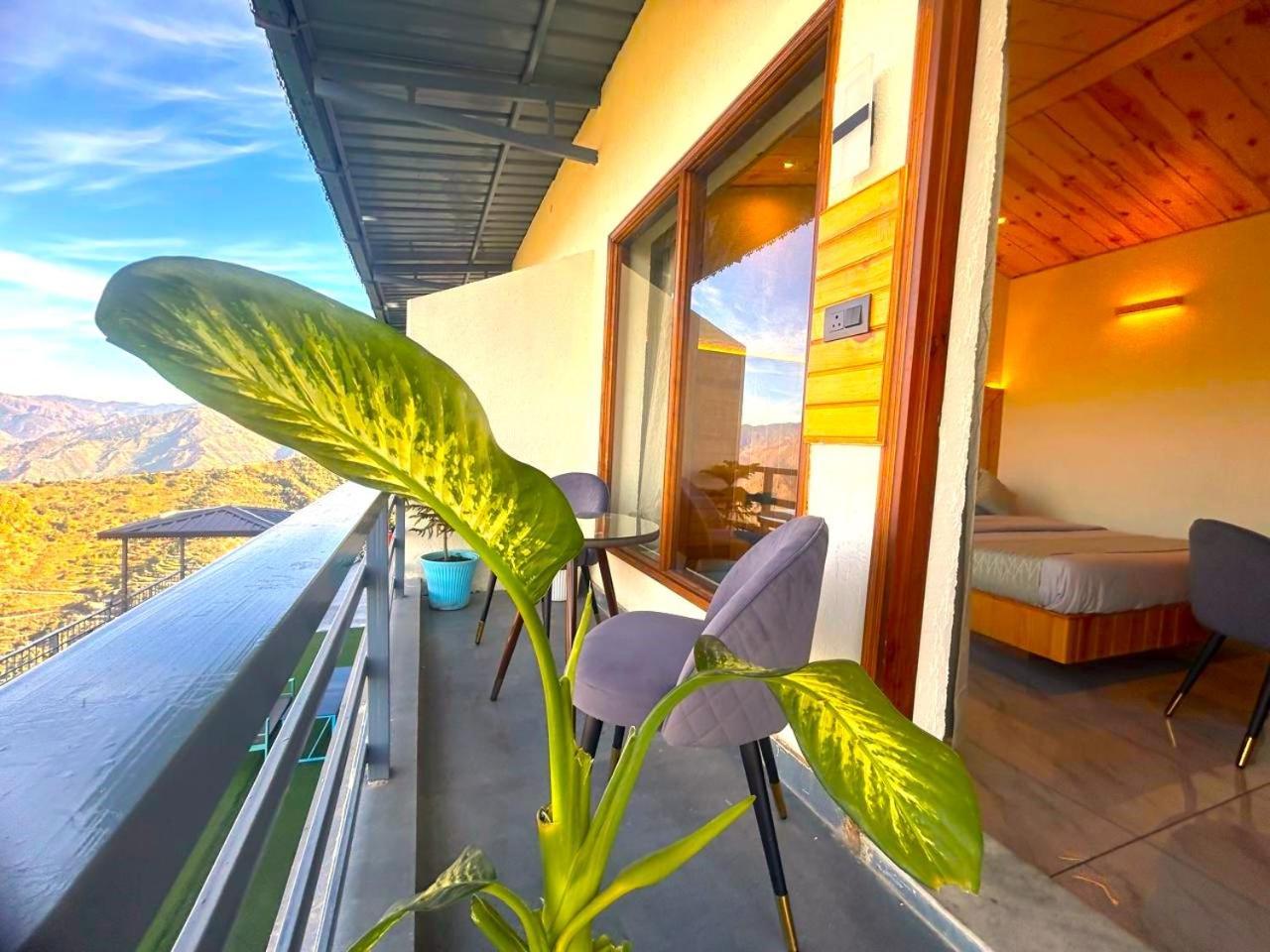 Living On The Edge A Luxury Stay ムスーリー エクステリア 写真