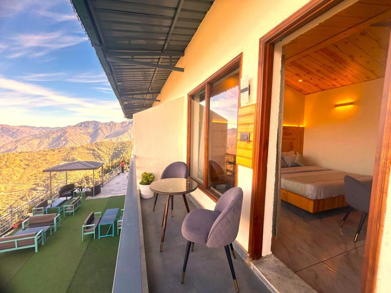 Living On The Edge A Luxury Stay ムスーリー エクステリア 写真