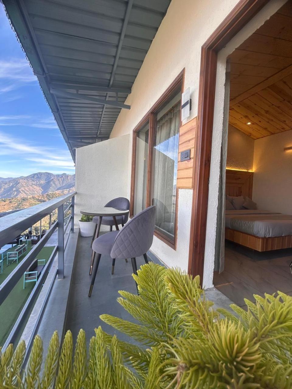 Living On The Edge A Luxury Stay ムスーリー エクステリア 写真