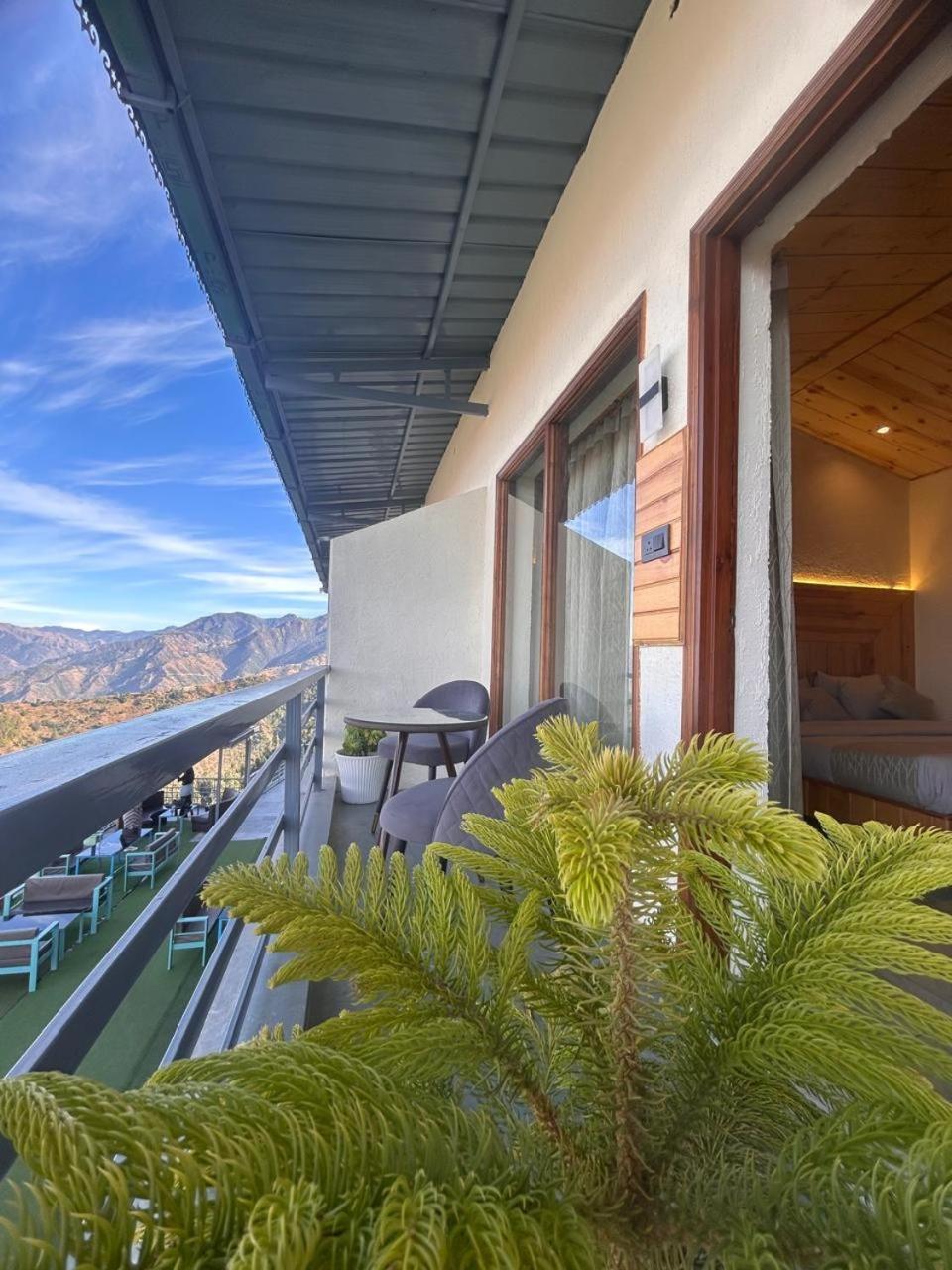 Living On The Edge A Luxury Stay ムスーリー エクステリア 写真