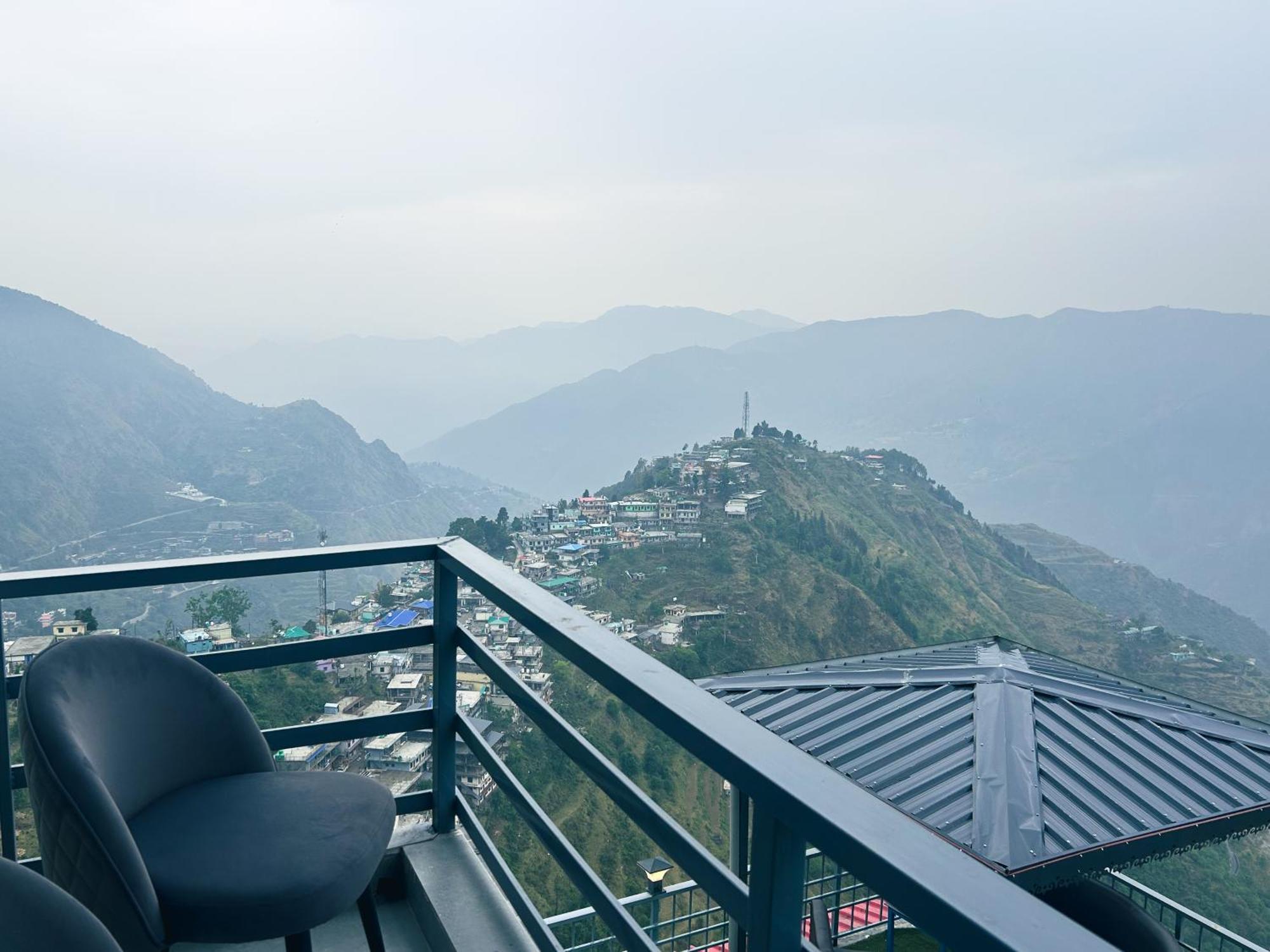 Living On The Edge A Luxury Stay ムスーリー エクステリア 写真
